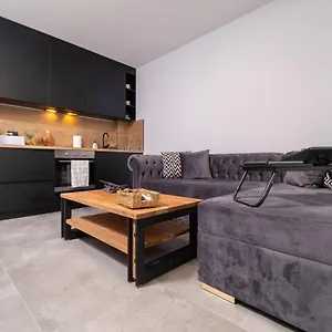 Chic 1br With Balcony In Apartment
